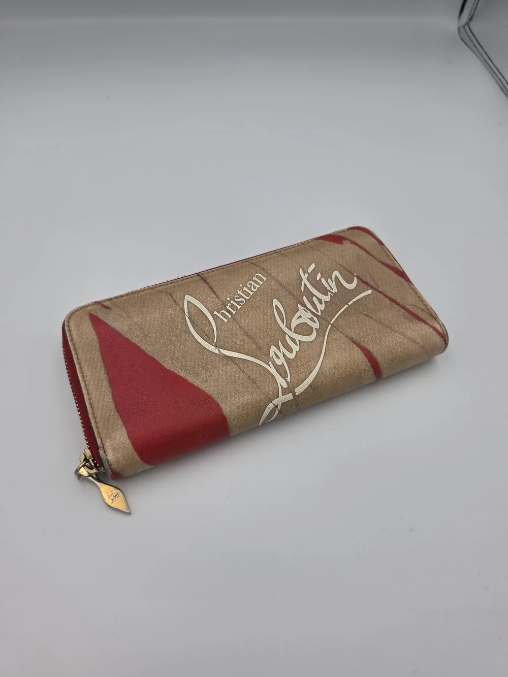 Christian Louboutin Red/Tan Panettone Wallet Featuring The Kraft Loubi COA(EUC)✨